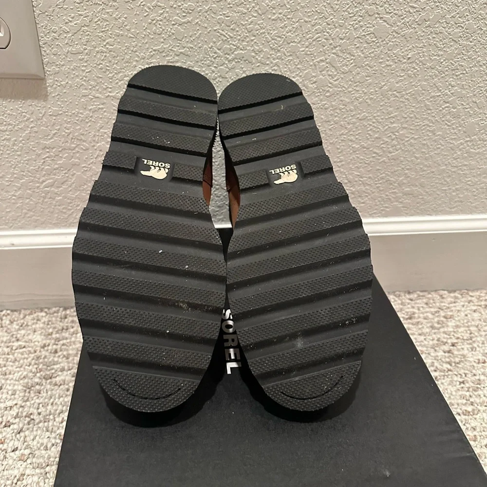 Men’s size 7.5 women’s 9-9.5 Sorel Madson boots. Worn once for a photo shoot. - Picture 2 of 5